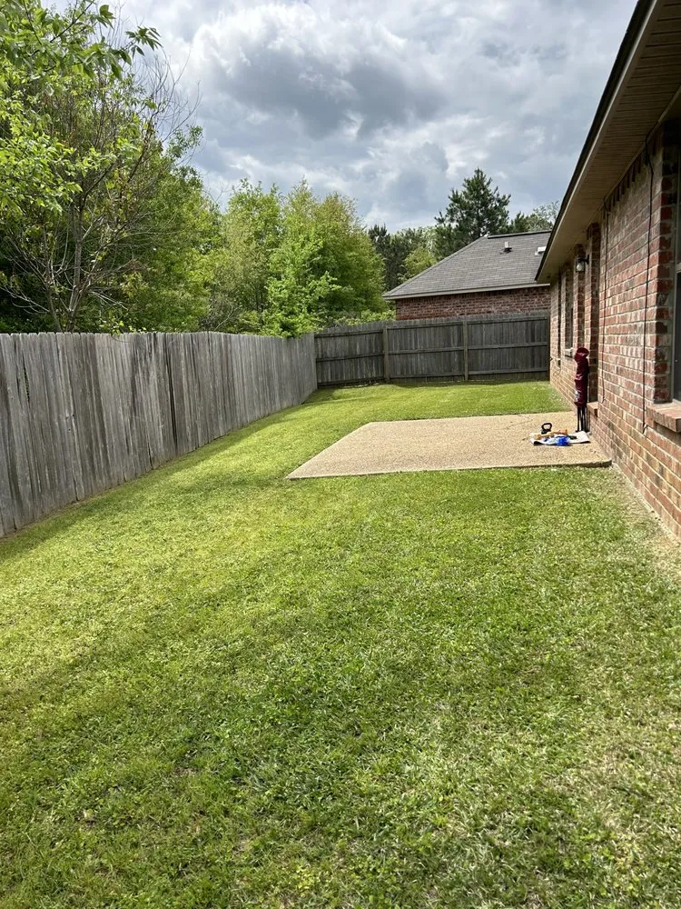 Reliable outdoor landscaping in Jackson, MS by Hollingbird Lawn Cutting Services