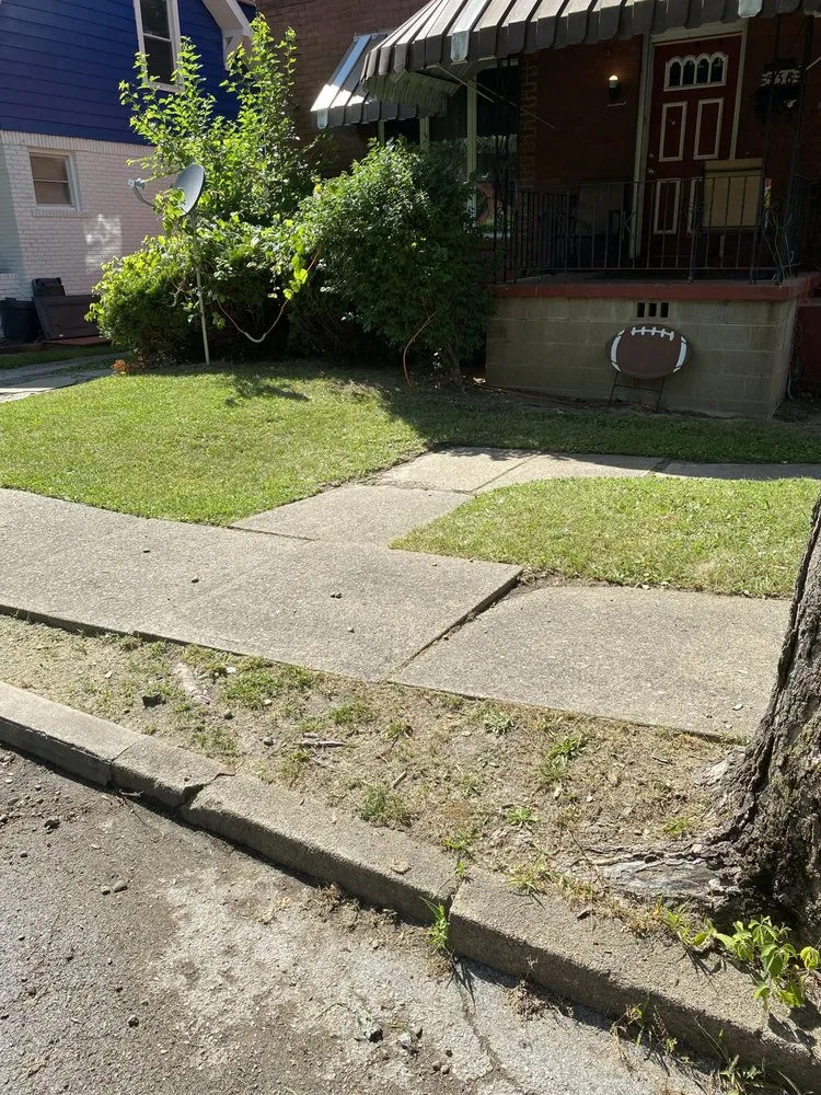 Local lawn mowing service in Aliquippa, PA by Hollins Handy Work