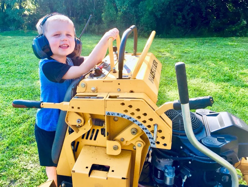 Affordable residential landscaping for homes in Navarre, FL by Home Run Lawn Cuts