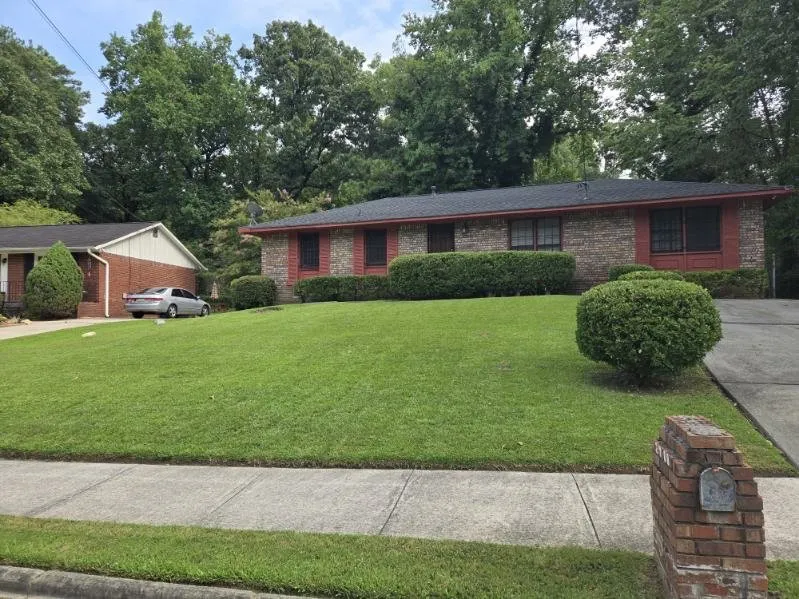 Professional yard maintenance in College Park, GA - HomePro service Lmc