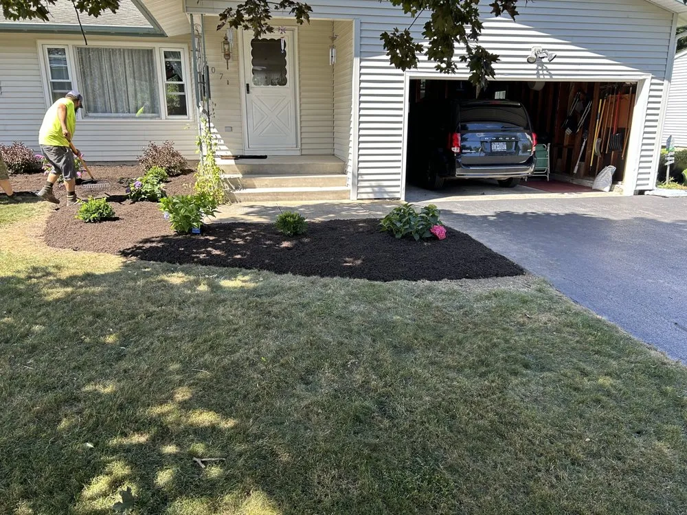 Custom lawn care service experts serving Syracuse, NY - Honeybee Landscapes & Hardscapes