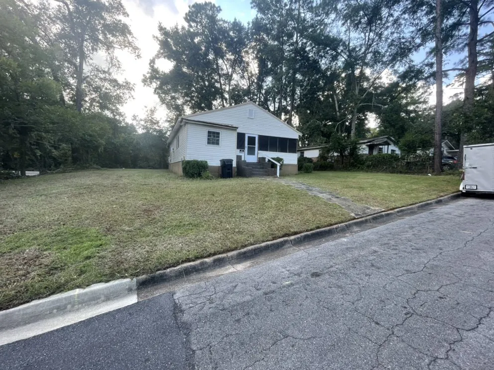 Custom outdoor landscaping in Tallahassee, FL by Honeydew Solutions