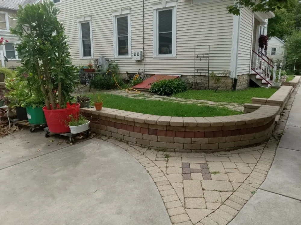 Professional garden landscaping in Morris, IL by Honiotes Bros