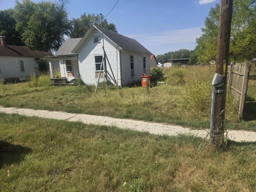 Affordable lawn mowing service experts serving Republic, MO - Honor & Pride