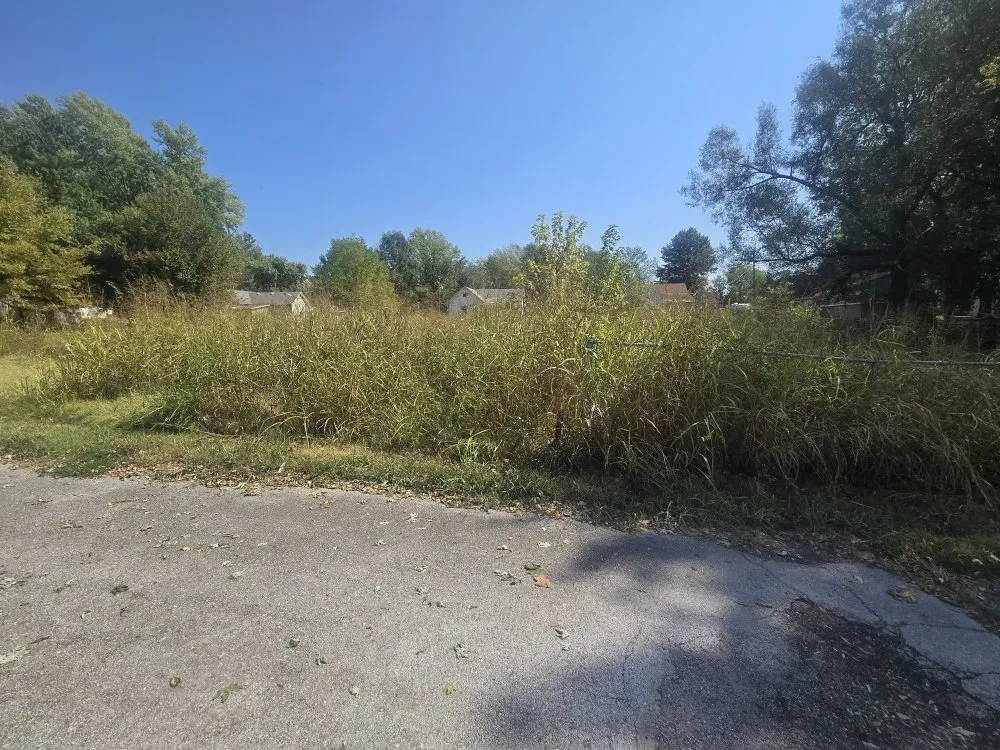 Local lawn care service in Republic, MO by Honor & Pride