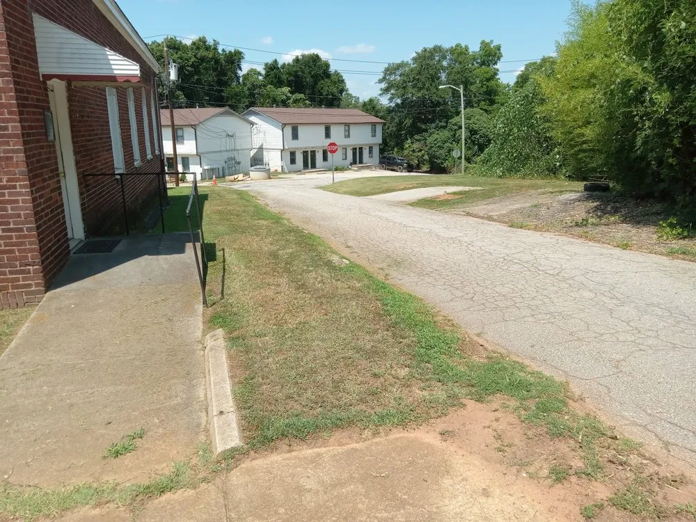 Top-rated lawn mowing service experts serving Simpsonville, SC - Hood Lawn Maintenance And Landscaping