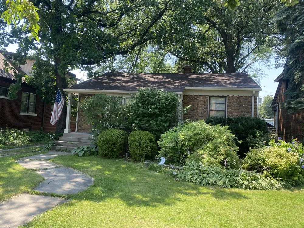 Local lawn mowing service experts serving Oak Lawn, IL - Horizon Land & Hardscape