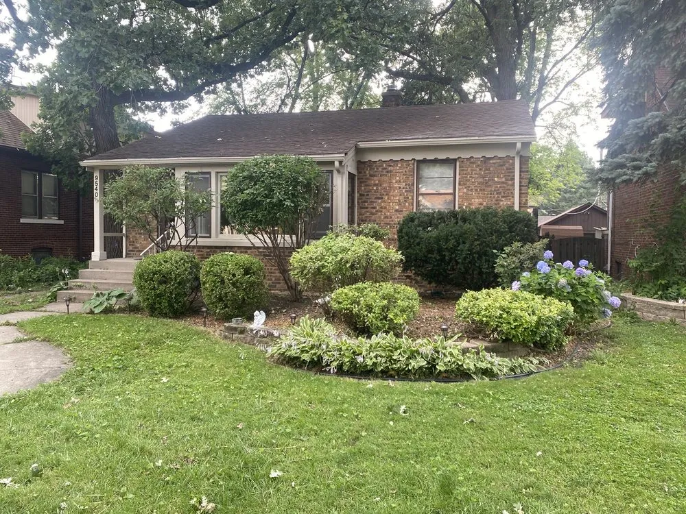 Professional garden landscaping experts serving Oak Lawn, IL - Horizon Land & Hardscape