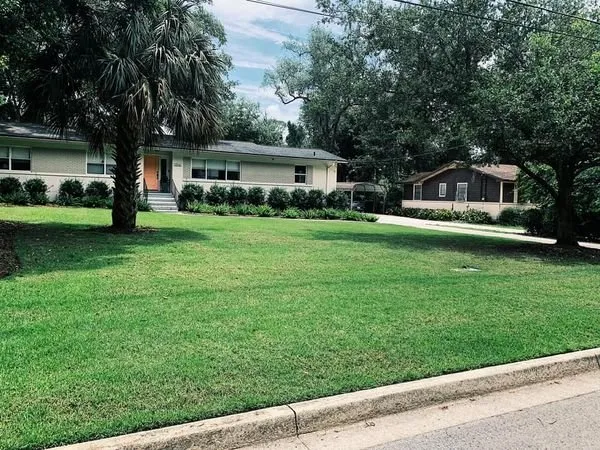 Local yard cleanup service experts serving Orange Park, FL - Hot Lawn