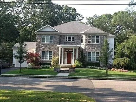 Expert lawn care service in Lakewood, NJ by Howard Payne Landscaping & Design