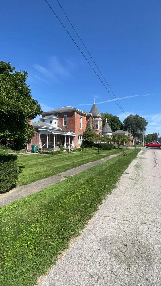 Expert lawn care service experts serving Greenfield, IN - Howells Cuts And Clean Ups