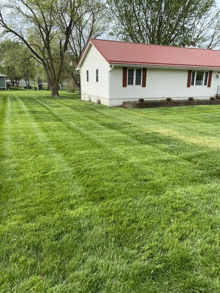 Affordable landscape design for homes in Des Moines, IA by Howe’s Lawncare & Snow Removal
