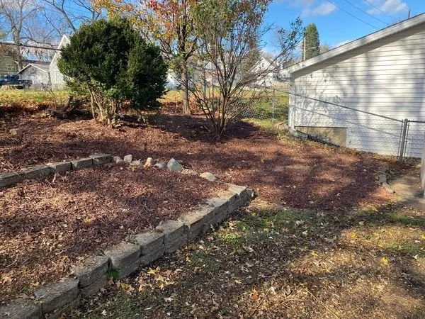 Top-rated yard cleanup service in Des Moines, IA by Howe’s Lawncare & Snow Removal