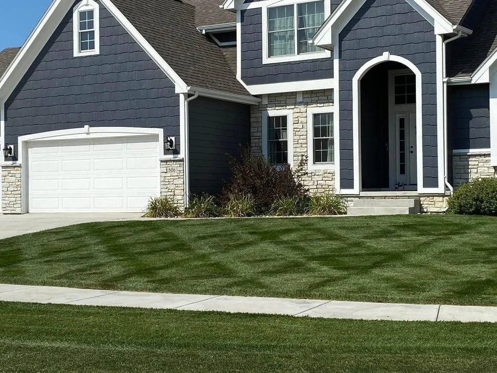 Professional lawn mowing service experts serving Des Moines, IA - Howe’s Lawncare & Snow Removal