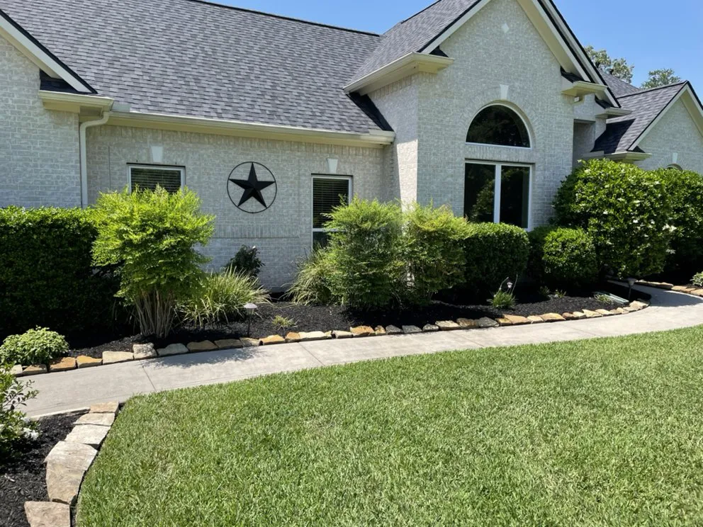 Professional yard maintenance in Montgomery, TX by Hoyscapes