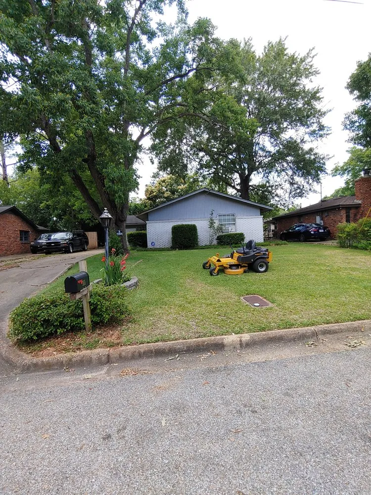 Expert landscaping services experts serving Montgomery, AL - Huffman lawn service