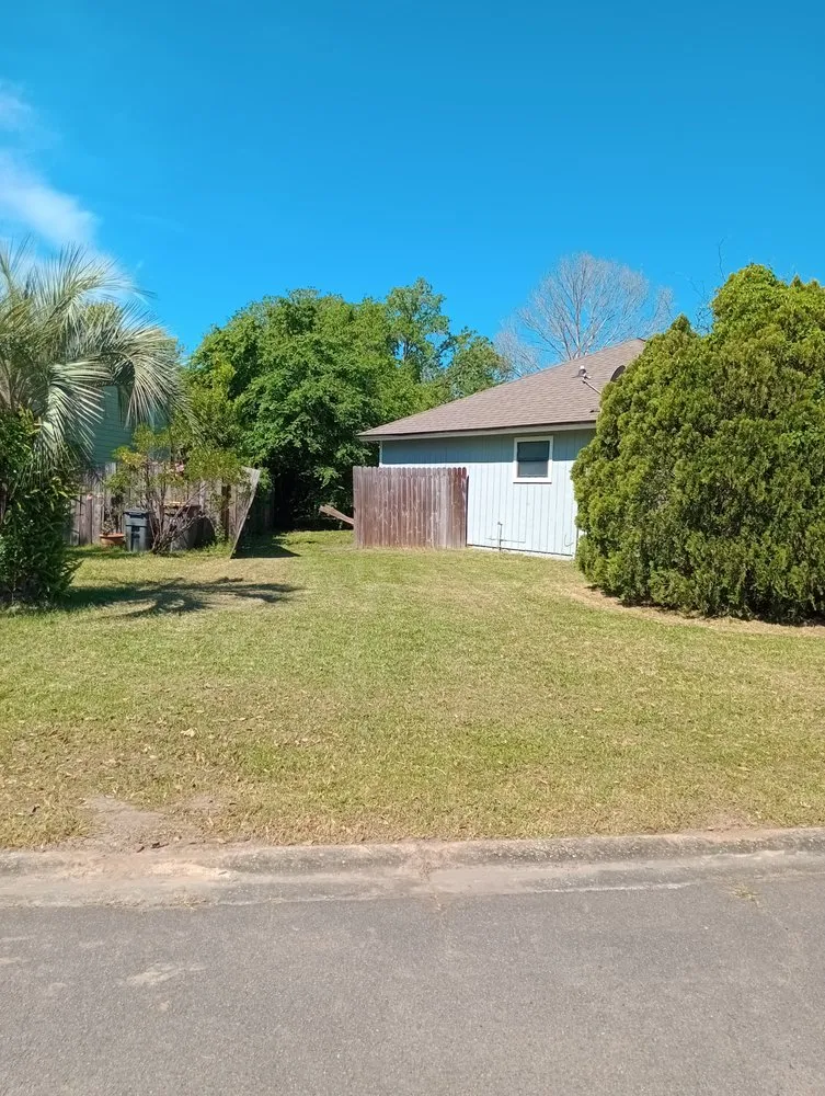 Reliable yard cleanup service experts serving Jacksonville, FL - Huggins Lawn & Tree service