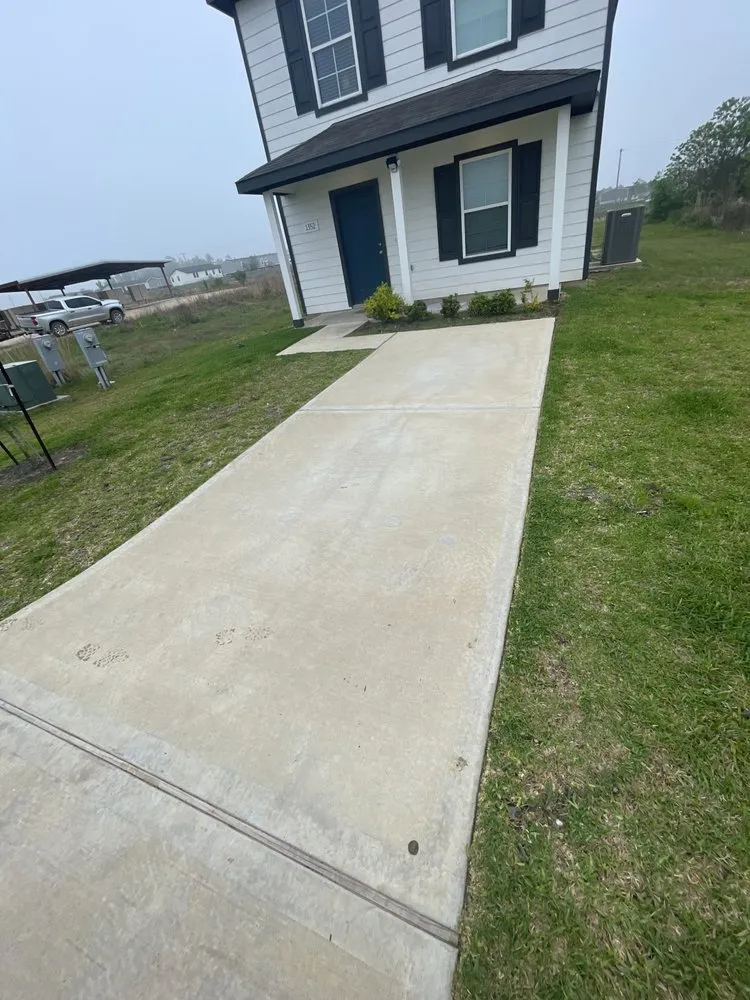 Affordable yard maintenance in Cleveland, TX by Hugo Mejia Landscaping