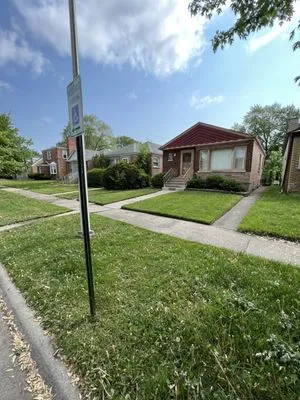 Hugo's Lawn Care Logo