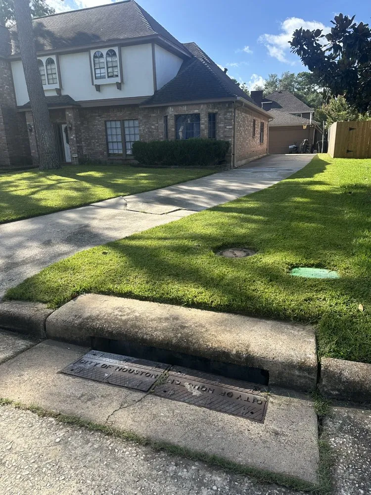 Custom yard maintenance in Houston, TX by Humberto Segovia Lawn Service