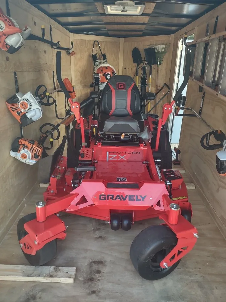 Reliable yard maintenance for homes in Tampa, FL by Humming bird Lawn Services