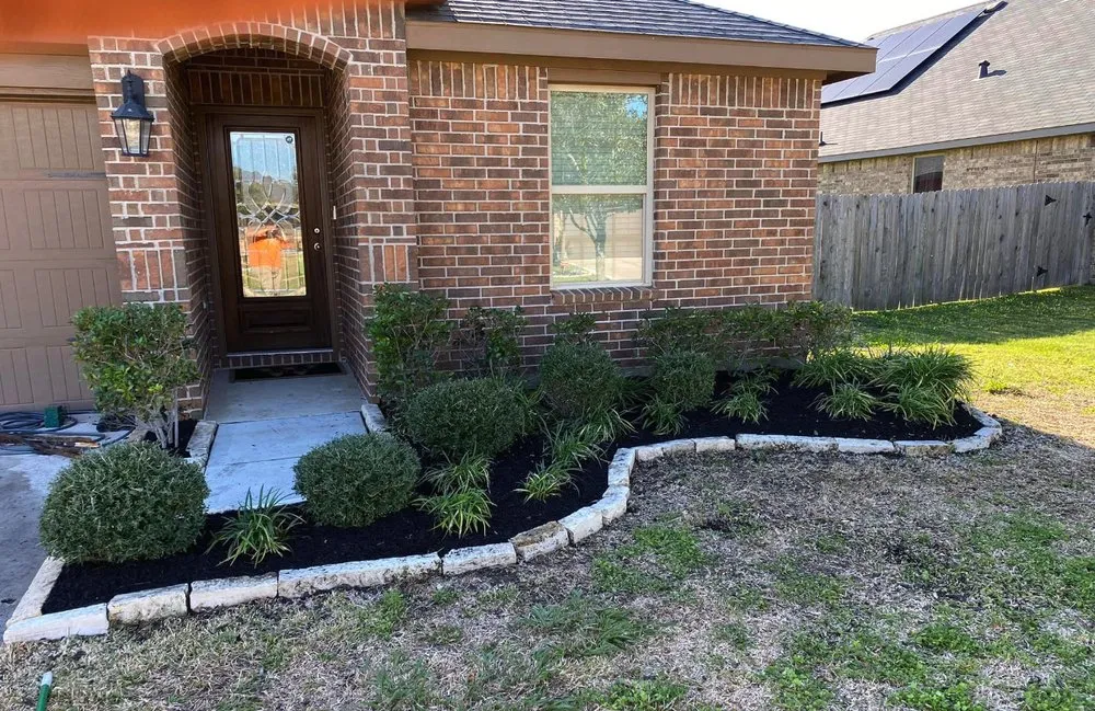 Custom landscape installation in Rosenberg, TX by Humming Landscaping