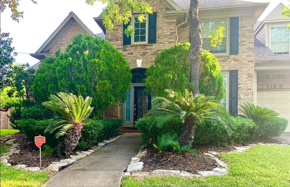 Custom landscape installation in Rosenberg, TX by Humming Landscaping