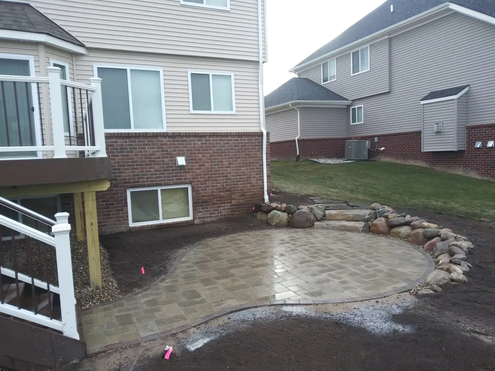 Affordable yard cleanup service for beautiful yards across Wyandotte, MI - Humphries Hardscape