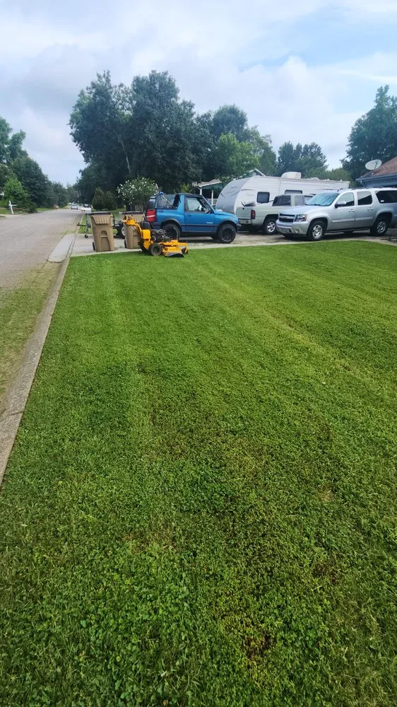 Top-rated yard maintenance in Auburn, GA - Hunter Stinchcomb