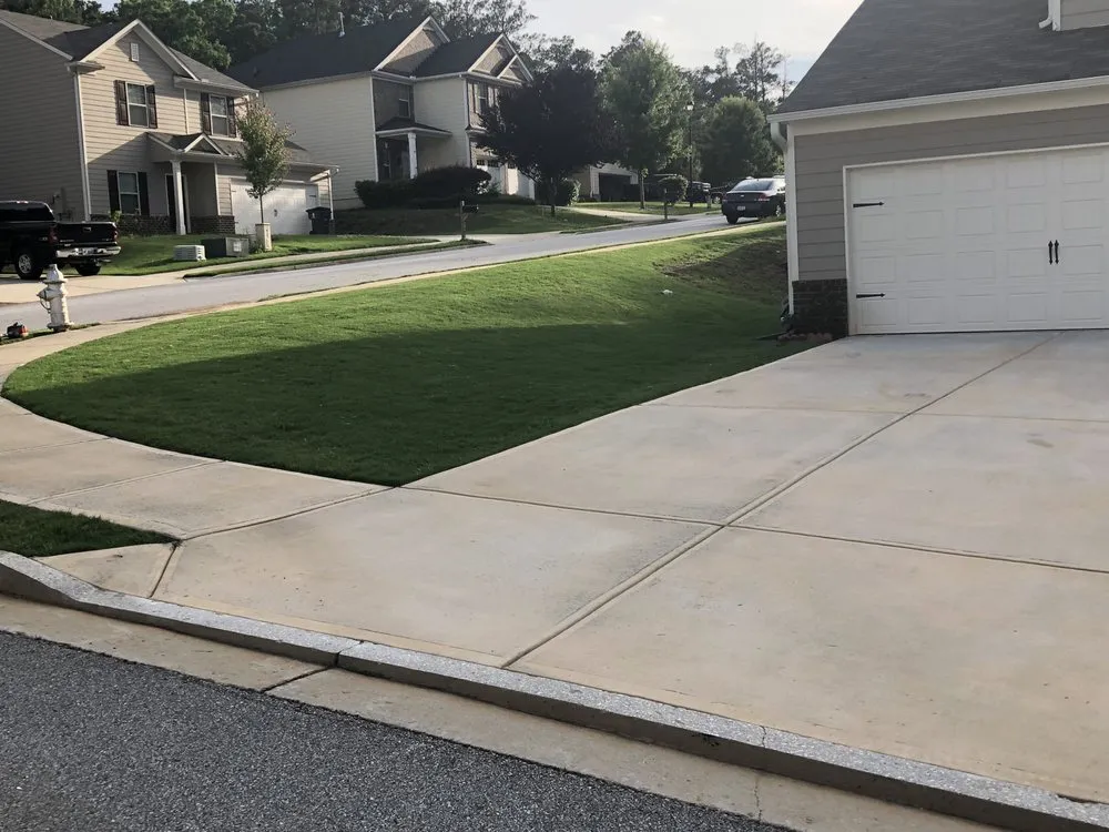 Custom yard cleanup service in Fairburn, GA - Hunter’s Clean Cut Lawn Care