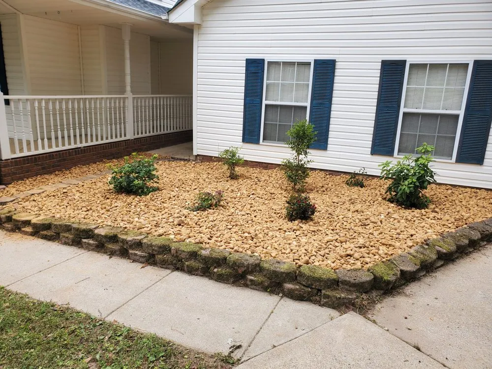 Professional outdoor landscaping in Clarksville, TN by Huntsman Hardscapes