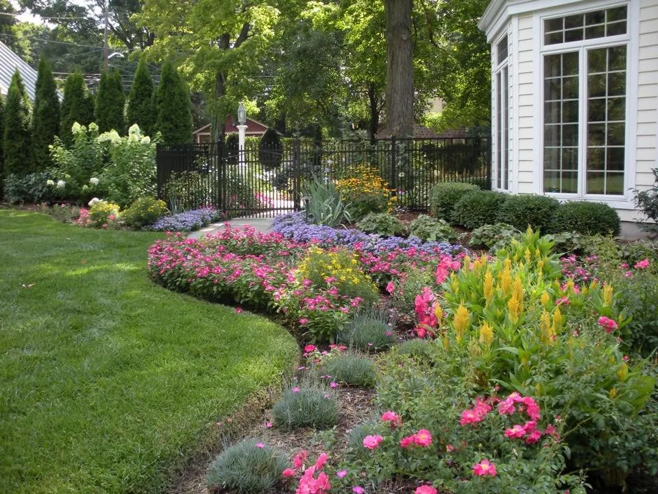 Top-rated lawn mowing service with custom design in Newtown Sq, PA by Hurley2o