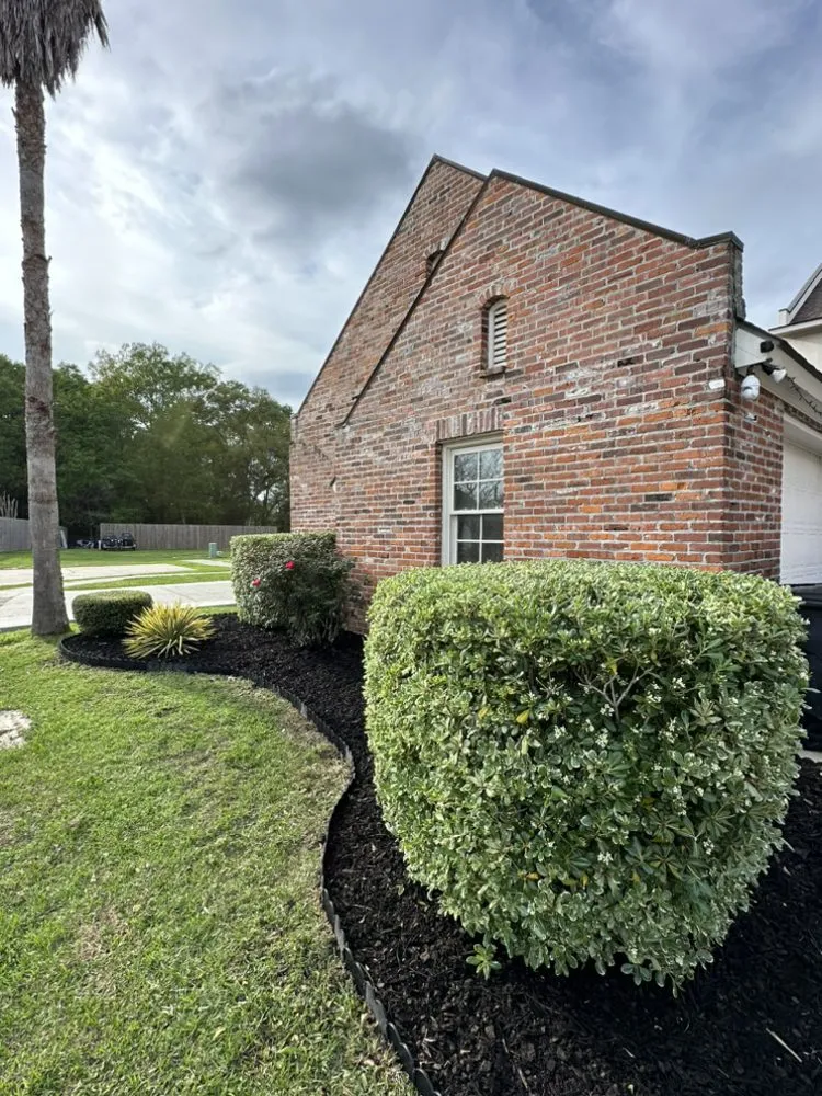 Custom outdoor landscaping in Baton Rouge, LA by HV Landscaping