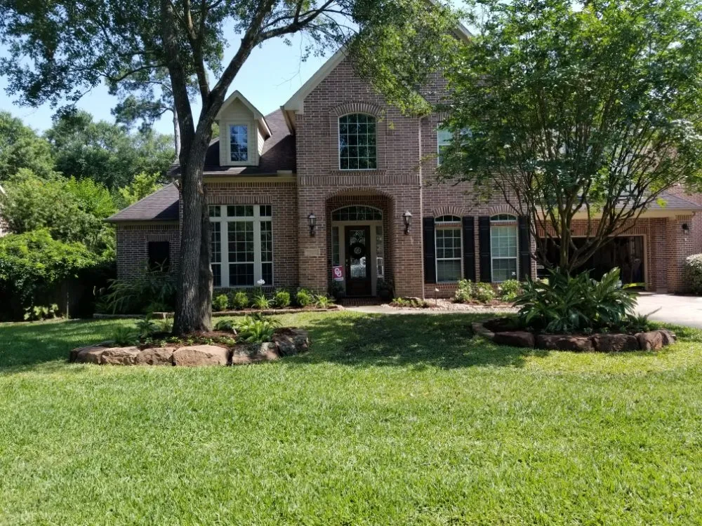 Reliable lawn mowing service in Conroe, TX by HydroZones