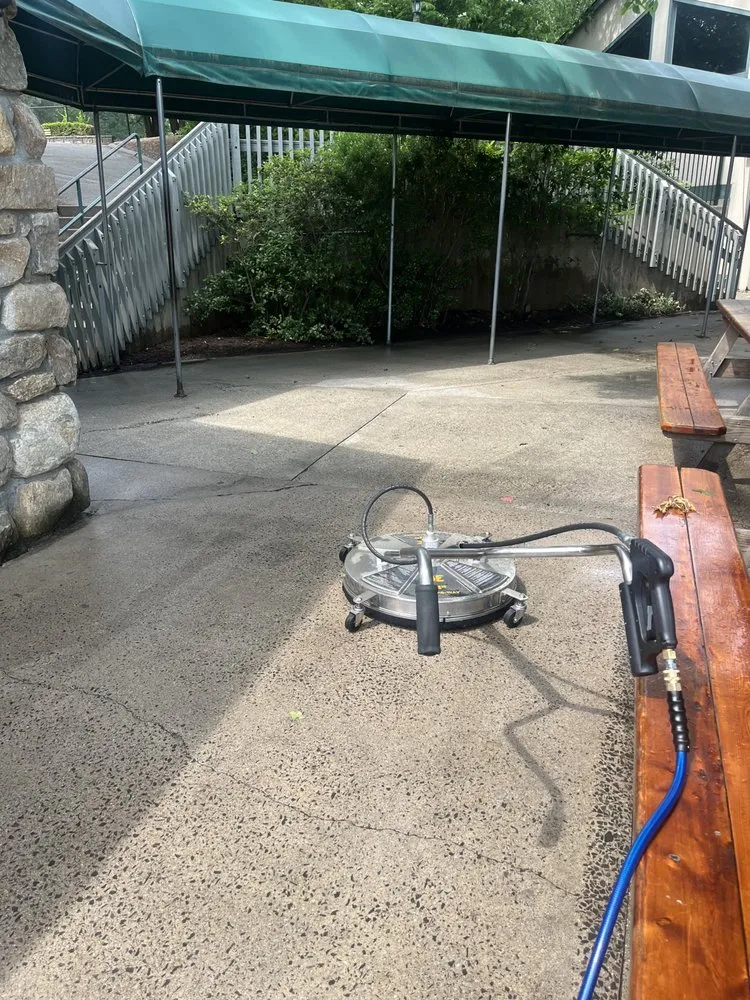 Local outdoor landscaping for homes across Middlebury, CT - I & L Cleaning Services