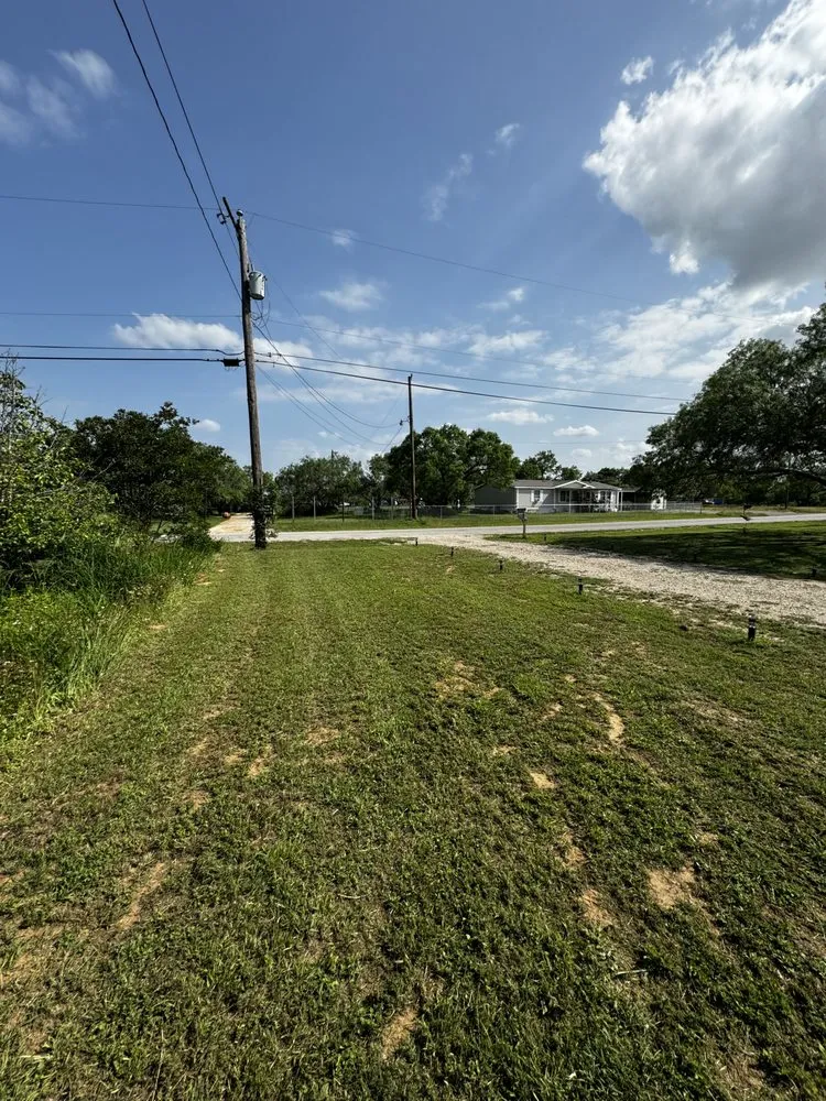 Reliable lawn mowing service experts serving Elmendorf, TX - I Mow Lawns