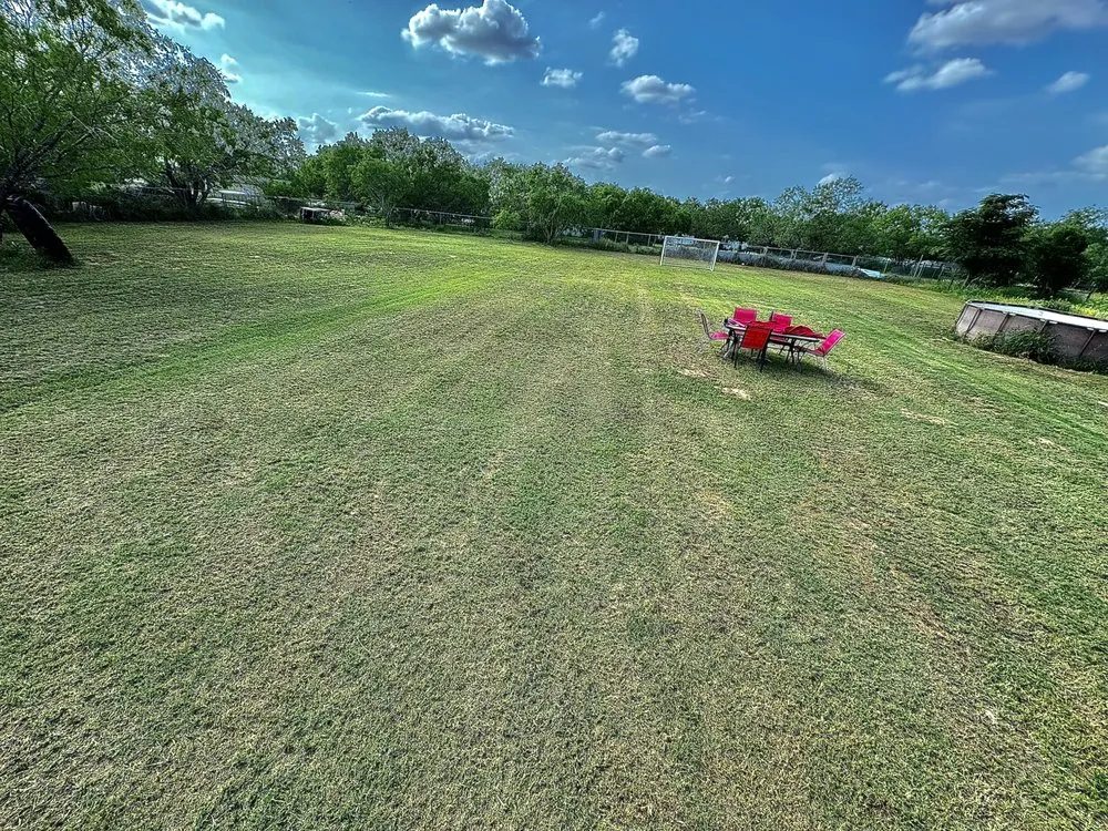 Affordable garden landscaping for homes in Elmendorf, TX by I Mow Lawns