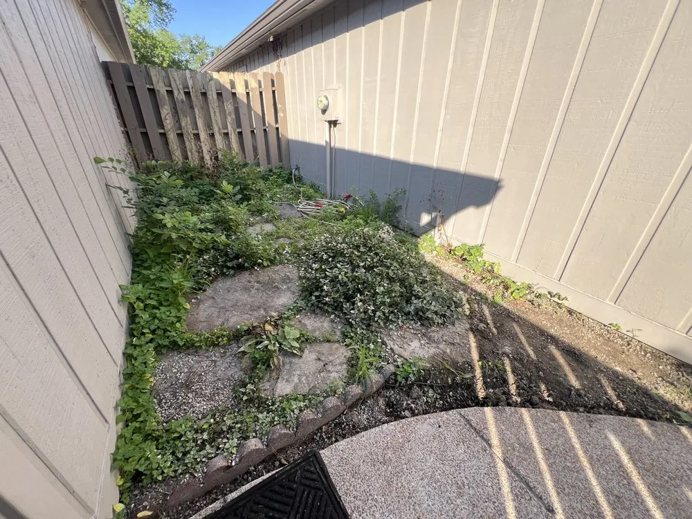 Custom landscaping services for homes in Memphis, TN by I&A landscaping