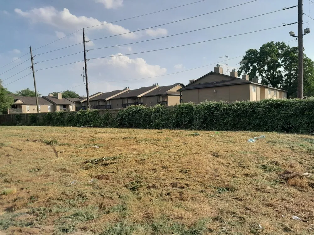 Custom lawn care service for year-round maintenance in Spring, TX by iCanDigIt