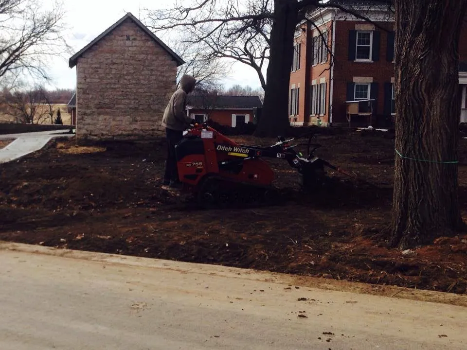 Local yard maintenance in Pleasant Hill, MO - IDL Company