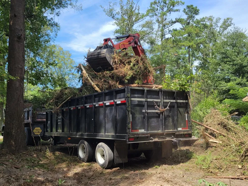 Trusted yard cleanup service with custom design across Lacombe, LA - IL Trucking