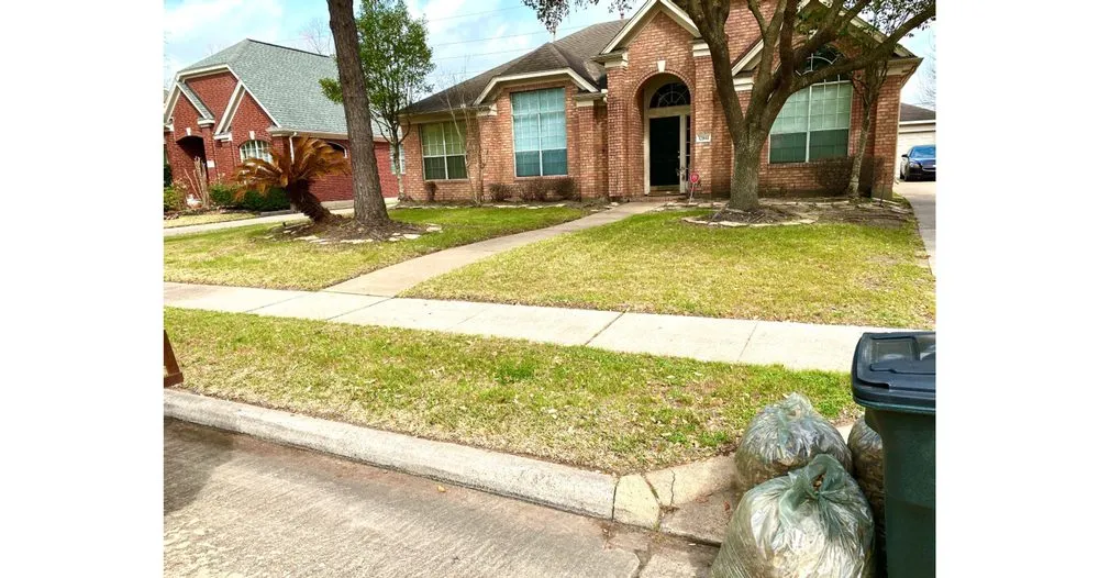 Expert yard maintenance in Houston, TX by iMow Lawns
