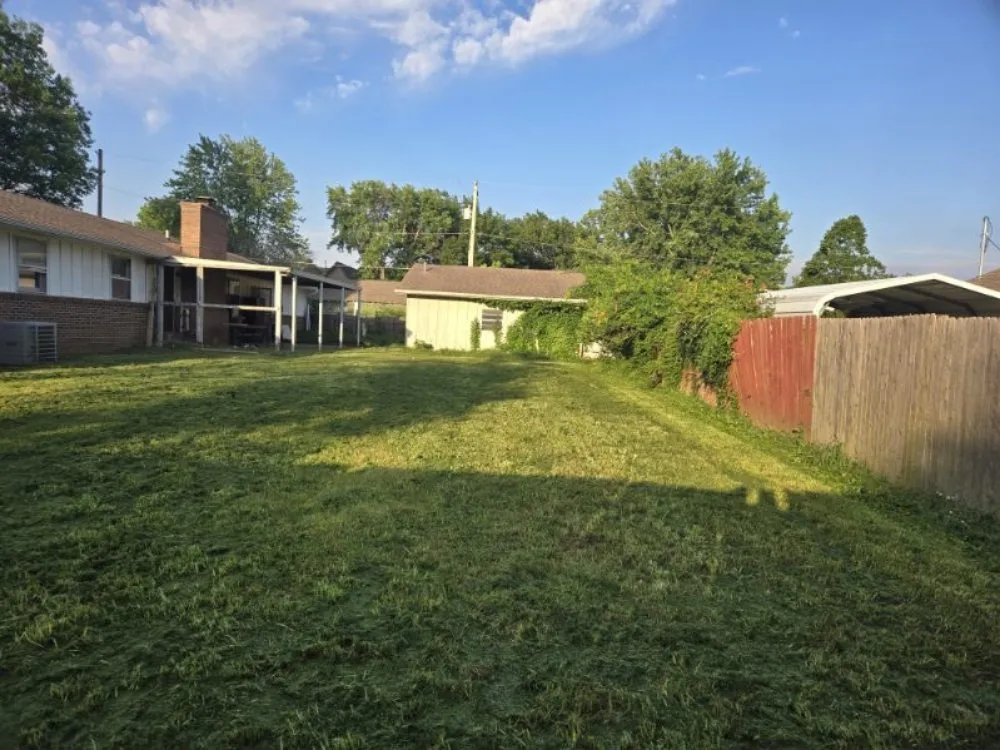 Professional yard maintenance in Caney, KS by In Dew Time