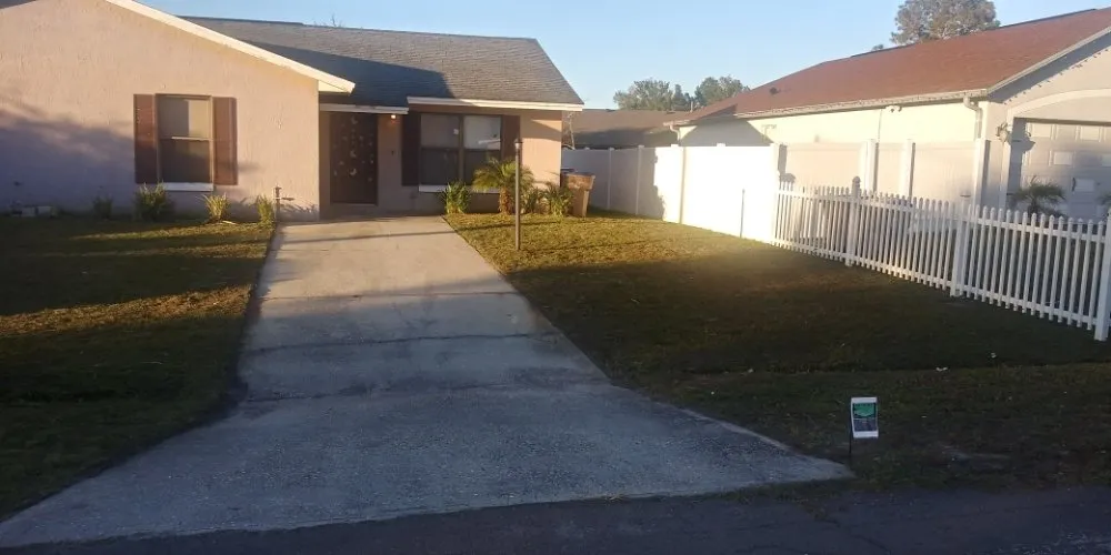 Professional landscaping services in Kissimmee, FL by intel Mowing