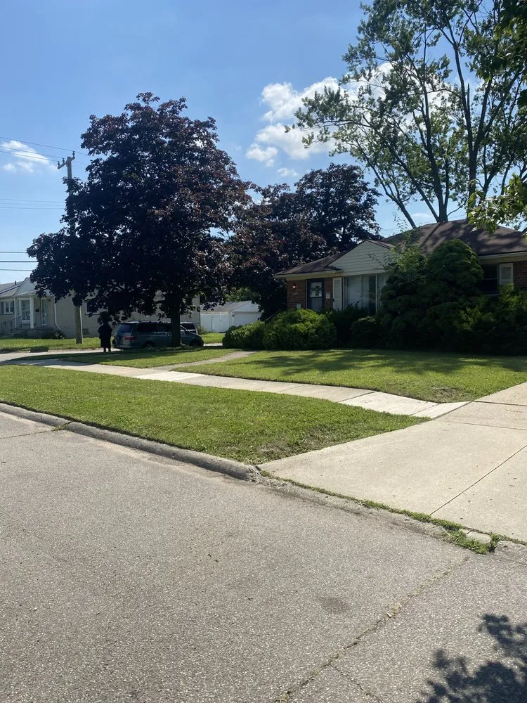 Custom lawn care service near you in Detroit, MI by Inthekuttservices