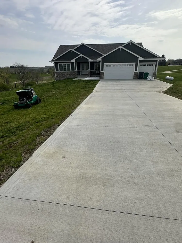 Affordable yard cleanup service experts serving Des Moines, IA - Iowa Lawn & Landscape