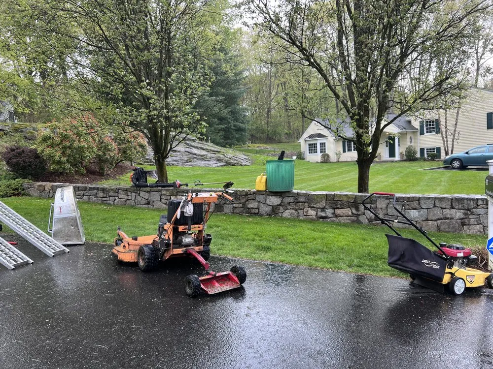 Professional lawn mowing service in Stamford, CT by Irvin Leiva LANDSCAPING