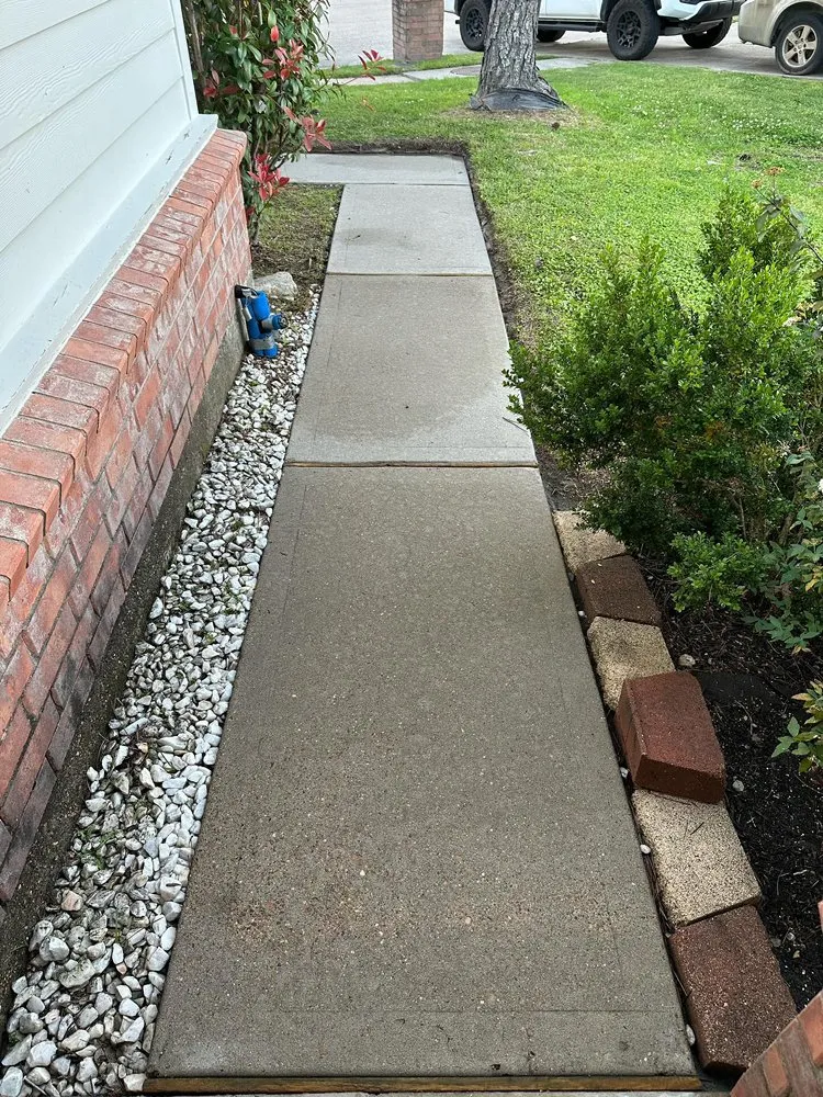 Custom lawn mowing service for residential properties in Baytown, TX by Isaac’s Landscaping