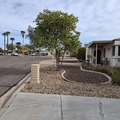 J & E Landscaping Logo