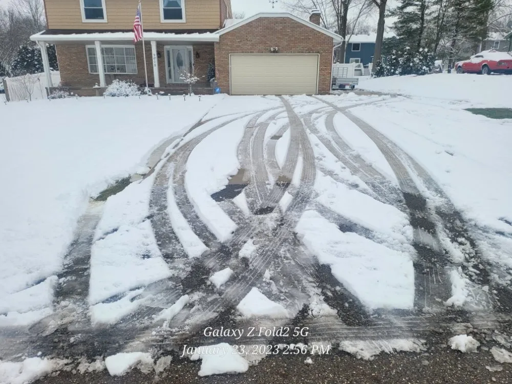 Top-rated yard cleanup service in Canton, OH - J and D LawnStarz Snow and Mow